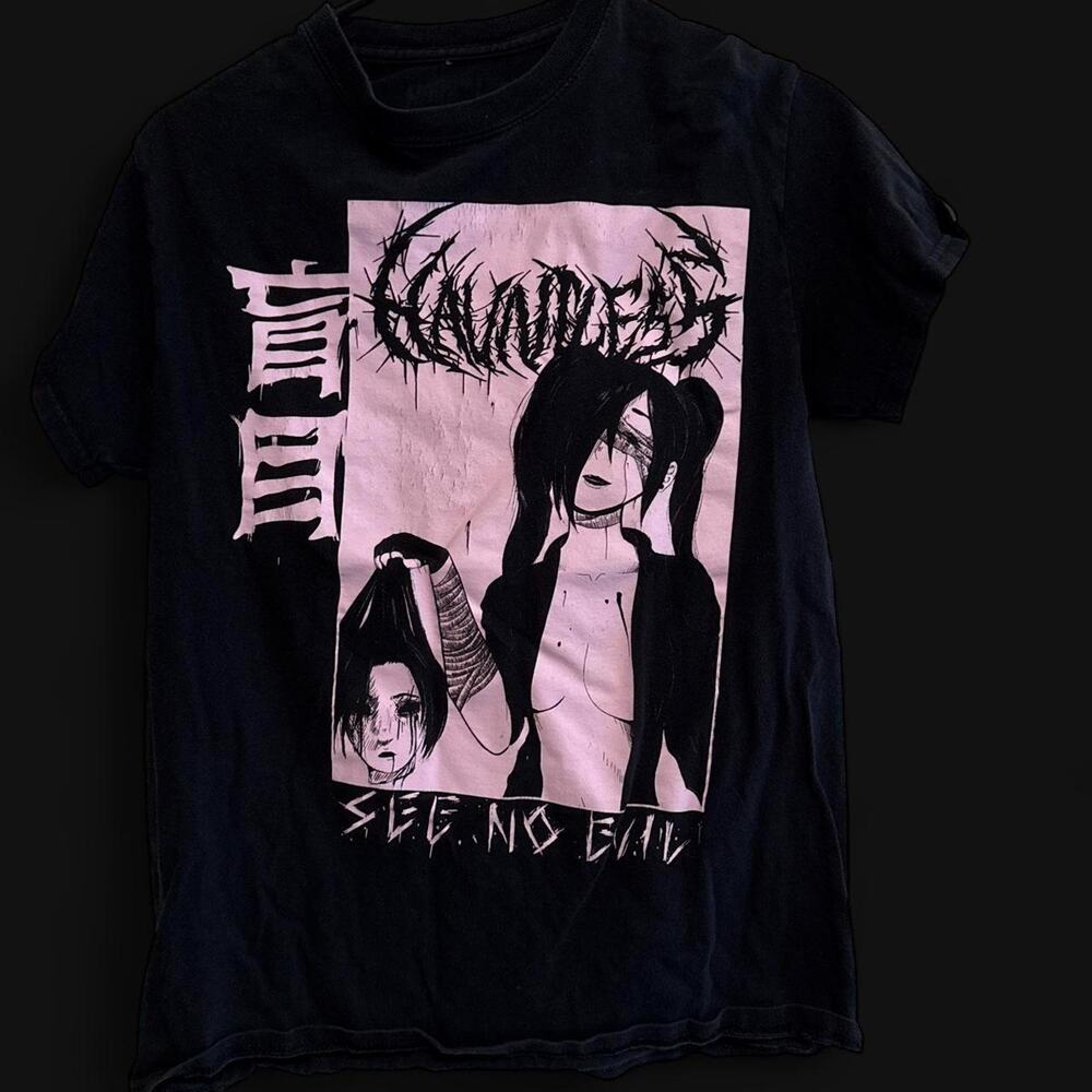 Black graphic tee with pink